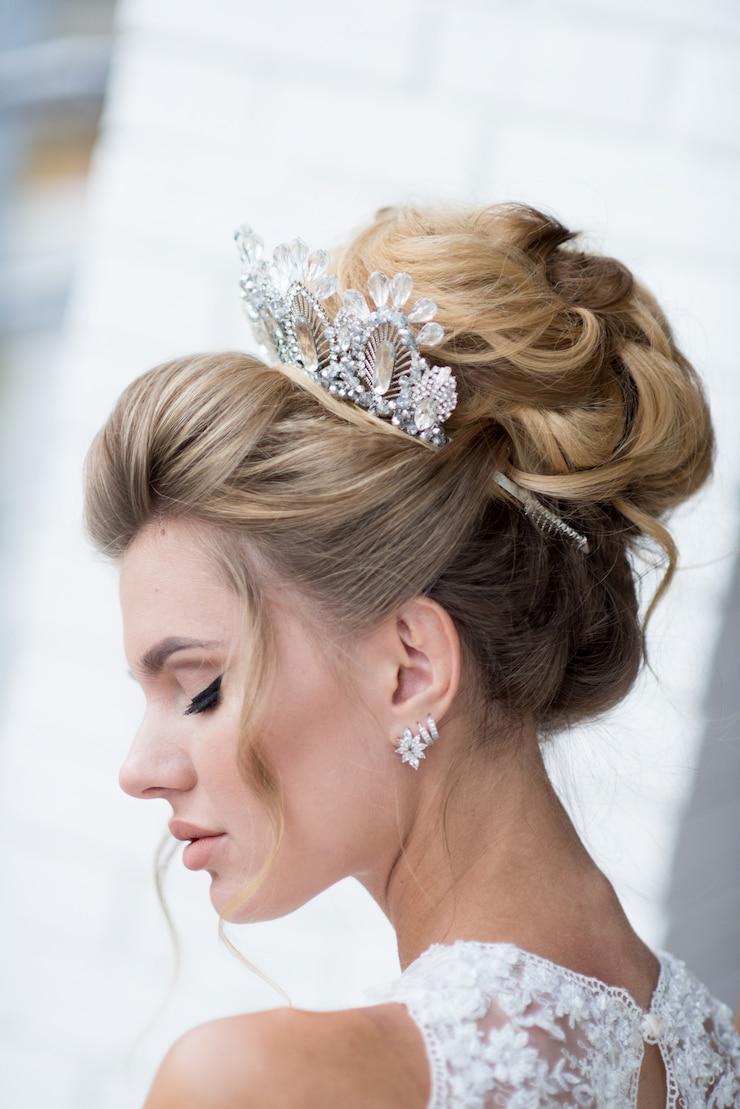 Photo gratuit belle blonde mariée avec des cheveux haute et une couronne d&#39;argent précieux sur ses cheveux