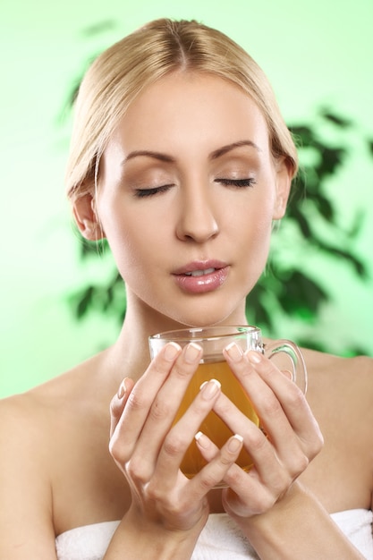 Belle blonde avec une tasse de thé chaud