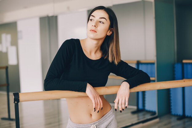 belle brune en haut noir est dans la chambre