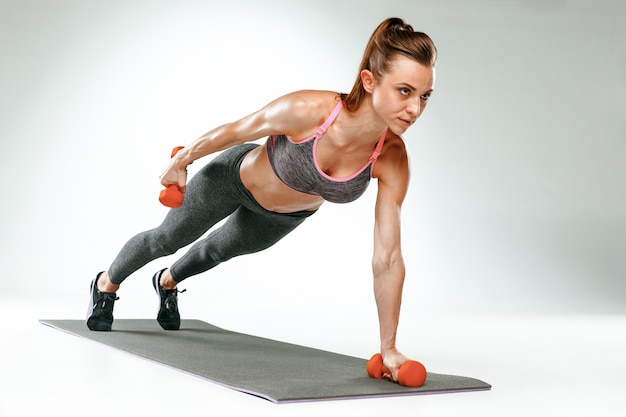 Belle brune mince faisant des exercices d'étirement