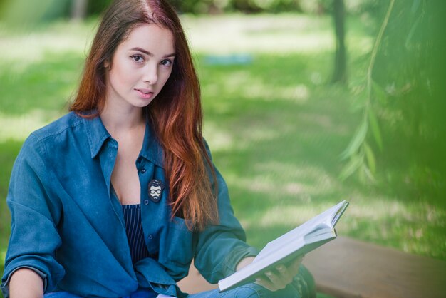 Belle brune posant avec un cahier