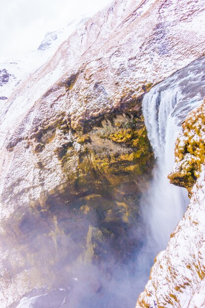 Belle cascade célèbre en Islande, saison hivernale.