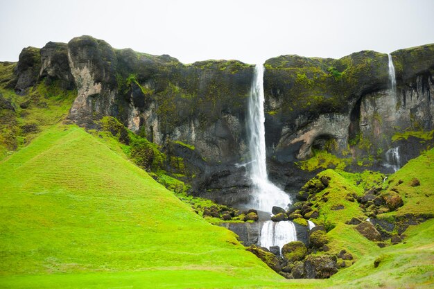 Belle cascade dans l'est de l'islande en journée brumeuse. paysage d'été