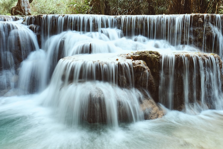 Photo gratuit belle cascade tropicale de kuang si à luang prabang, laos