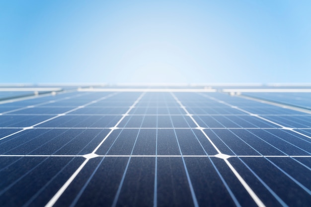 Belle centrale d'énergie alternative avec panneaux solaires