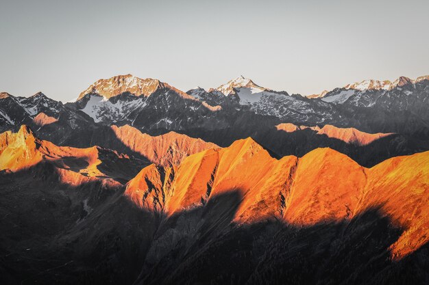 Belle chaîne de montagnes