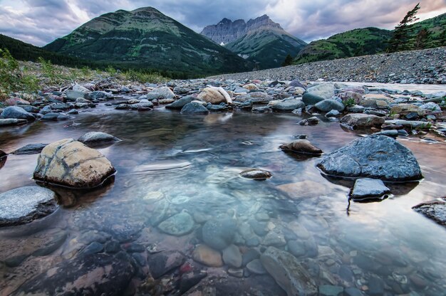 Belle chaîne de montagnes