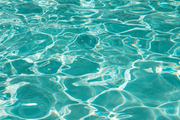 Belle et claire surface de l'eau dans une piscine