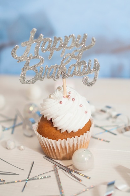 Photo gratuite belle composition d'anniversaire avec des cupcakes