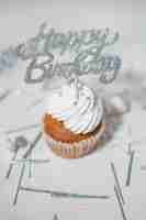 Photo gratuite belle composition d'anniversaire avec des cupcakes