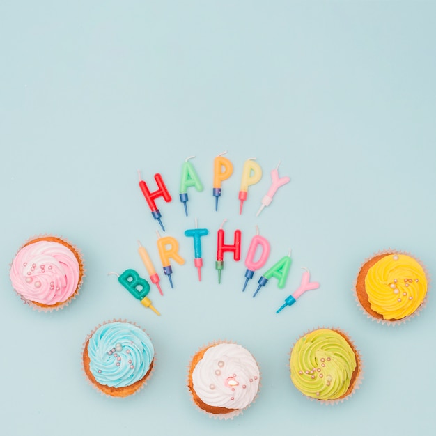 Photo gratuite belle composition d'anniversaire avec des cupcakes