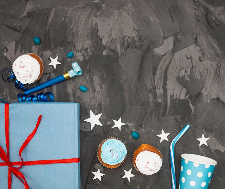 Photo gratuit belle composition d&#39;anniversaire avec des cupcakes