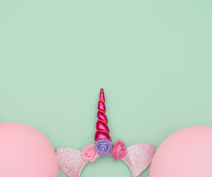 Photo gratuit belle composition d'anniversaire avec des éléments de fête