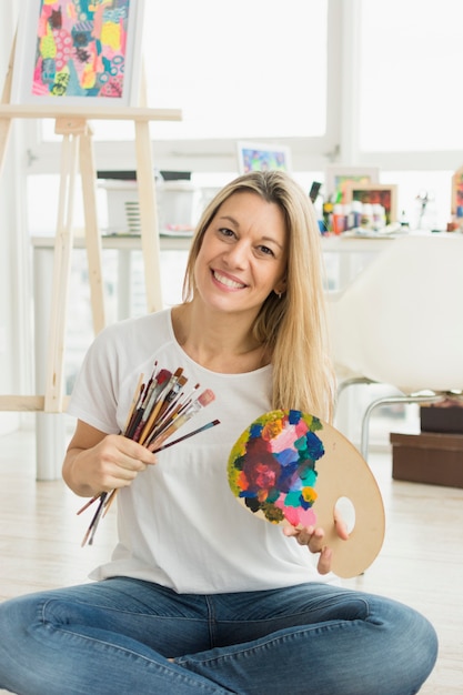 Photo gratuite belle composition d'art avec modèle féminin heureux