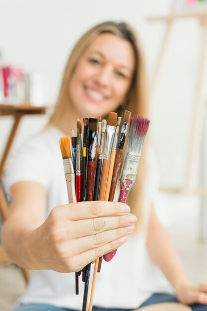 Belle composition d&#39;art avec modèle féminin heureux