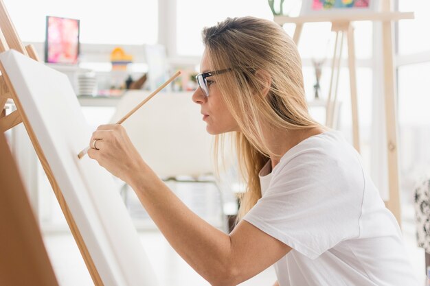 Belle composition d&#39;art avec modèle féminin heureux