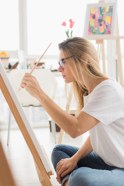 Photo gratuite belle composition d'art avec modèle féminin heureux