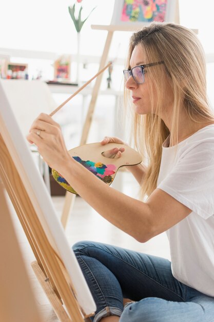 Belle composition d&#39;art avec modèle féminin heureux