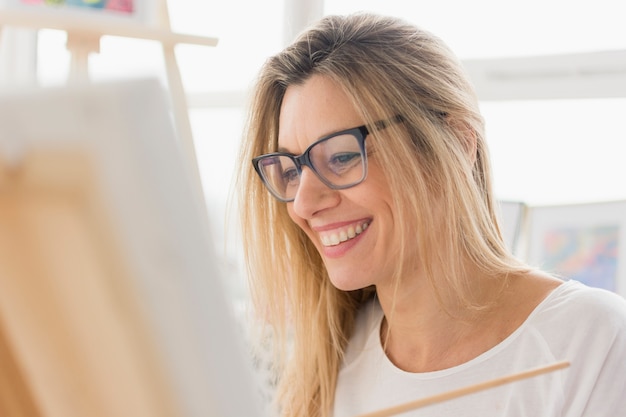 Photo gratuite belle composition d'art avec modèle féminin heureux