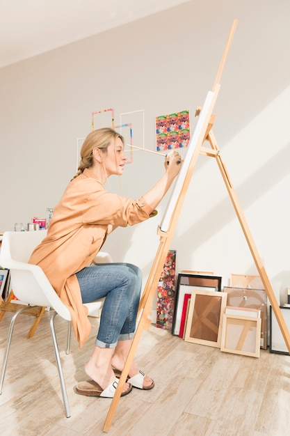 Belle composition d&#39;art avec modèle féminin heureux