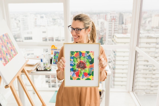 Belle composition d&#39;art avec modèle féminin heureux