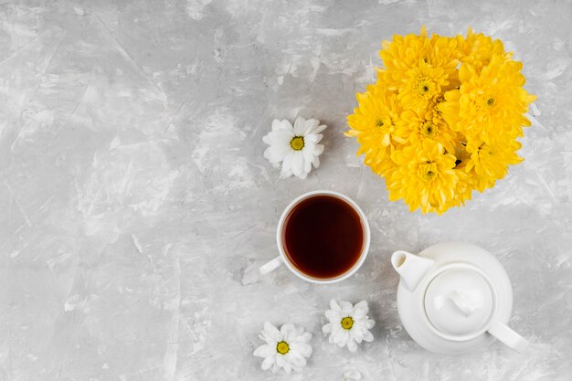 Belle composition de fleurs de printemps avec tasse à thé et théière