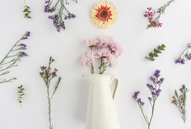 Belle composition avec des fleurs et vase