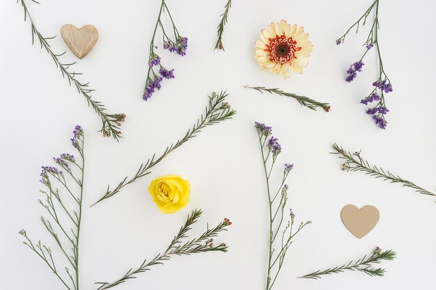 Belle composition florale avec deux coeurs