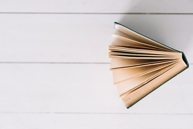 Belle composition de lecture avec un livre