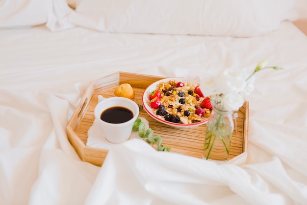 Belle composition de petit-déjeuner sur plateau