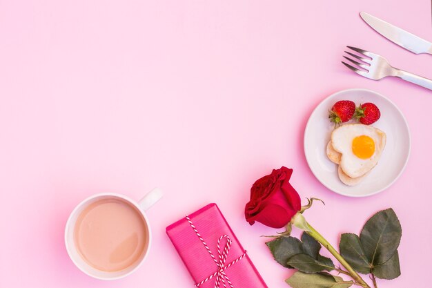 Belle composition romantique de petit-déjeuner avec des cadeaux