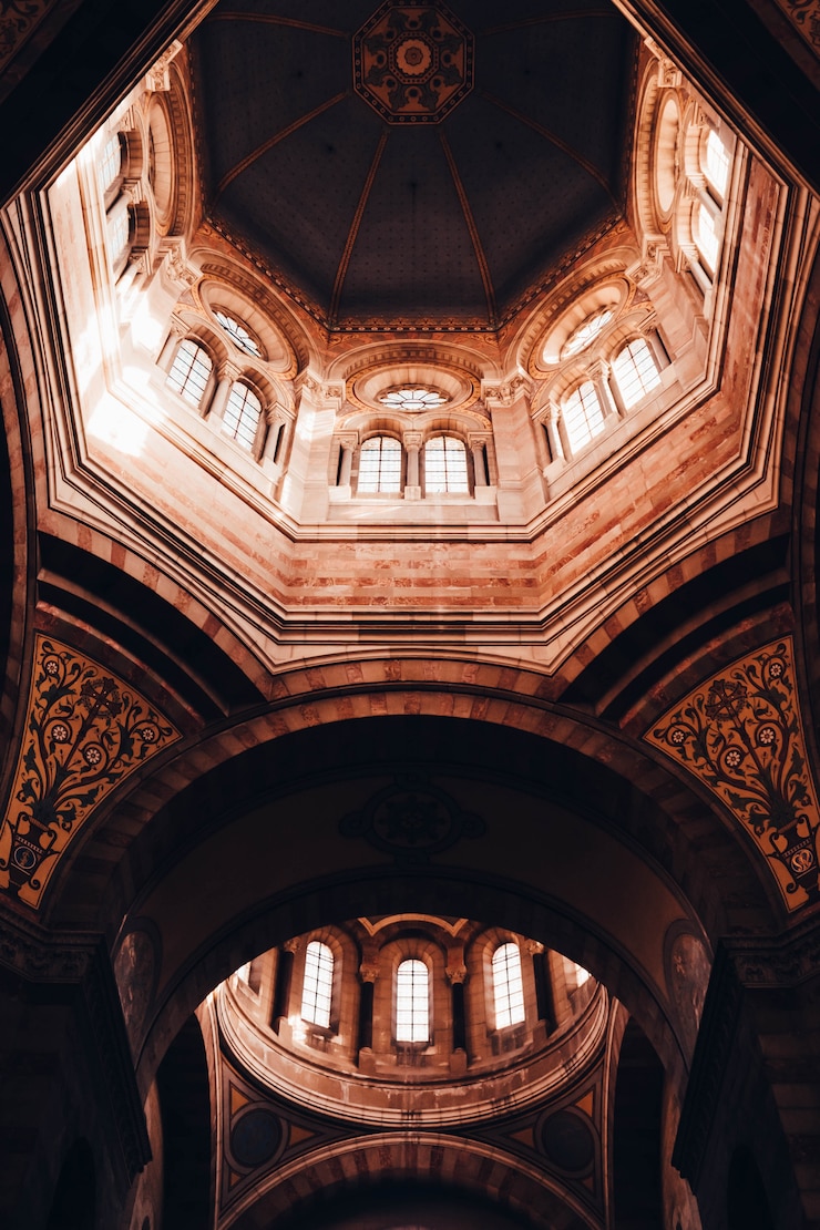 Photo gratuit belle conception intérieure architecturale d'un plafond cathédrale à marseille, france