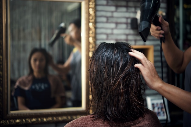 Belle coupe de cheveux des femmes