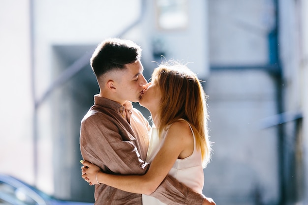 Belle couple embrassant dans la rue