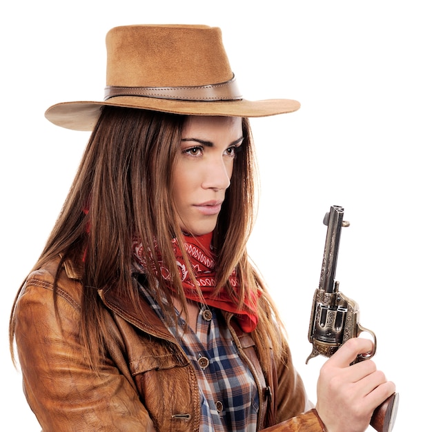 Photo gratuite belle cowgirl avec pistolet sur fond blanc