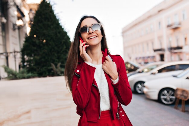 Belle dame blanche appréciant se promener dans la ville et parler au téléphone