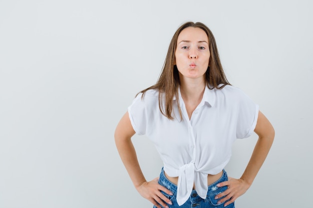 Belle dame faisant la moue ses lèvres en vue de face de chemisier blanc. espace pour le texte