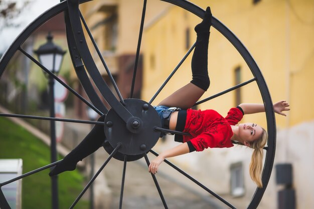 Belle danseuse de ballet ou danse acrobatique à l'extérieur dans la rue