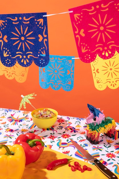 Photo gratuite belle décoration de fête mexicaine avec de la nourriture