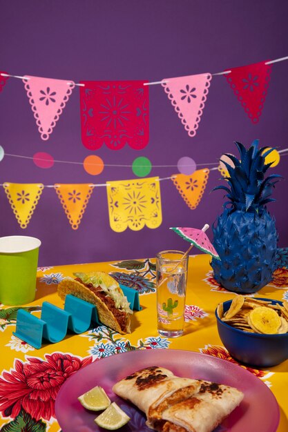 Belle décoration de fête mexicaine avec de la nourriture