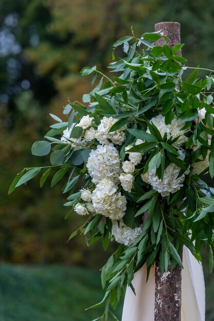 Belle décoration florale avec des fleurs aux pétales blancs dans une salle de mariage