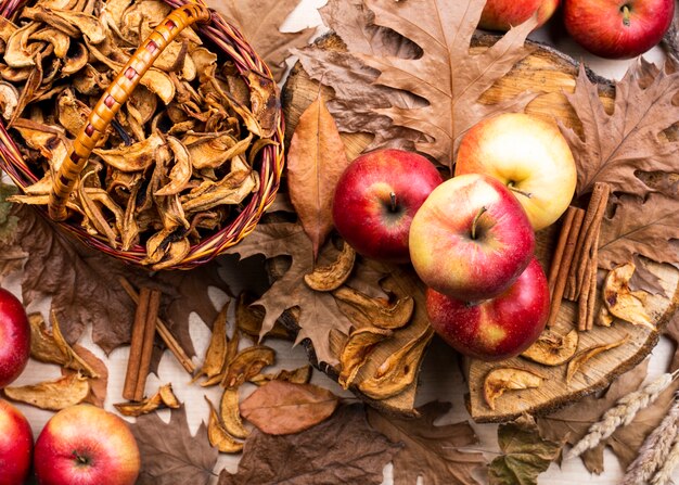 Belle disposition de pommes sur feuilles sèches