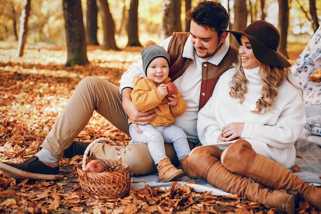 Belle et élégante famille dans un parc