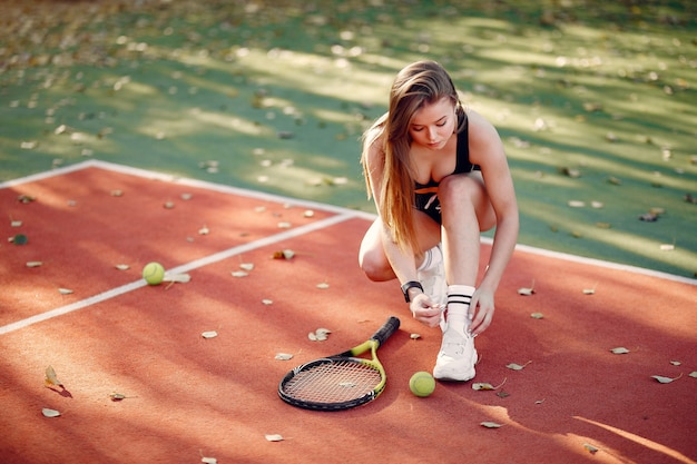 Photo gratuite belle et élégante fille sur le court de tennis