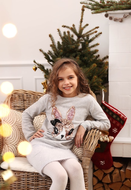 Belle enfant à la maison à Noël