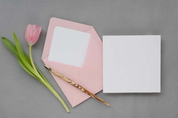 Photo gratuite belle enveloppe et carte de mariage