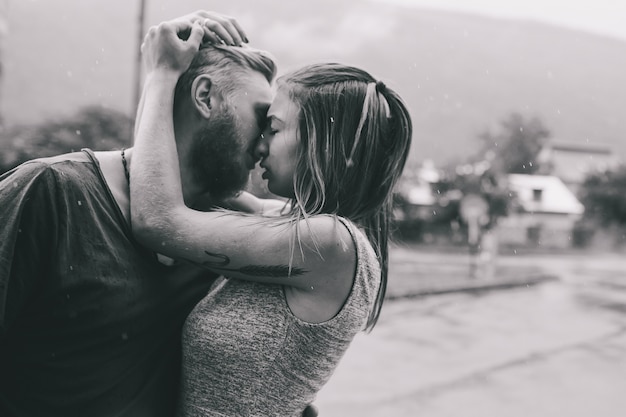 Photo gratuite belle étreintes sourire heureux à l'extérieur