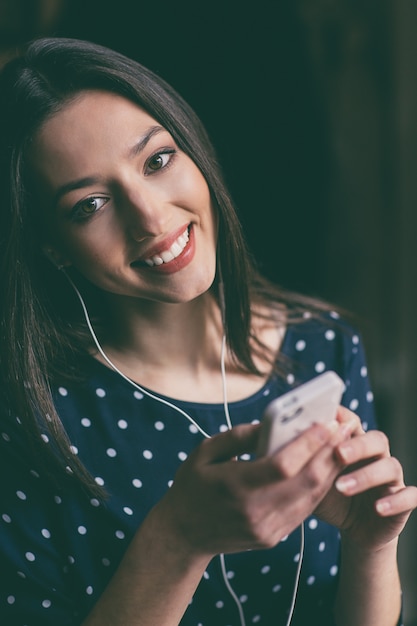 Belle étudiante tenant son téléphone