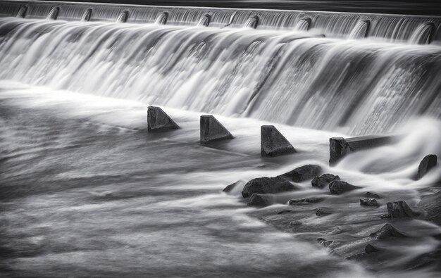 Belle exposition du long barrage de la rivière Lech à Reutte