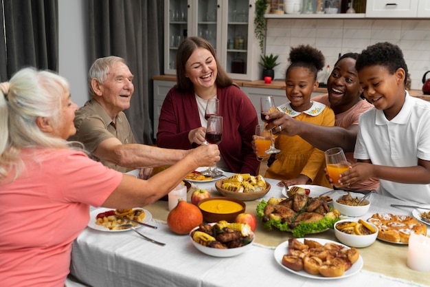 Belle famille ayant un bon dîner de thanksgiving ensemble